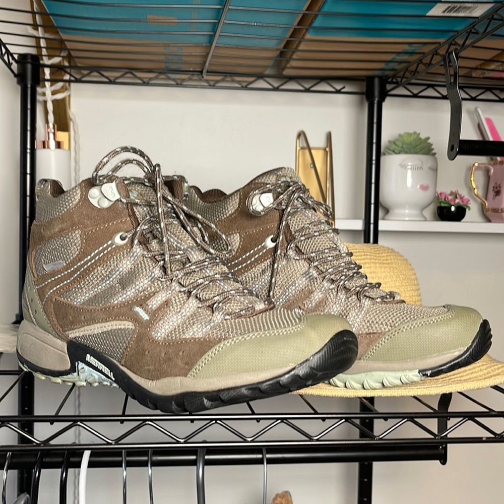 EUC Merrell Women’s Olive Ankle Hiking Sneaker Boots 9